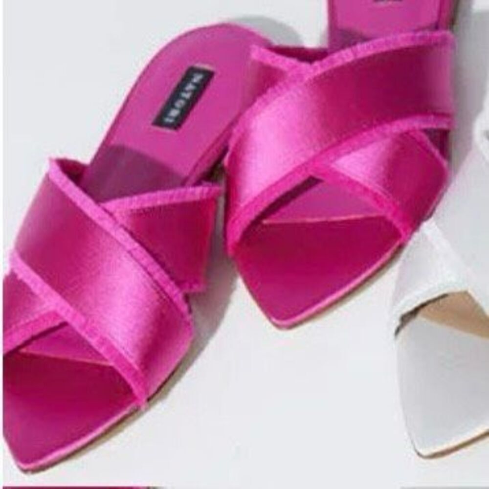 NWT Natori Wayu slide sandals in dragon fruit color Size 6.5
